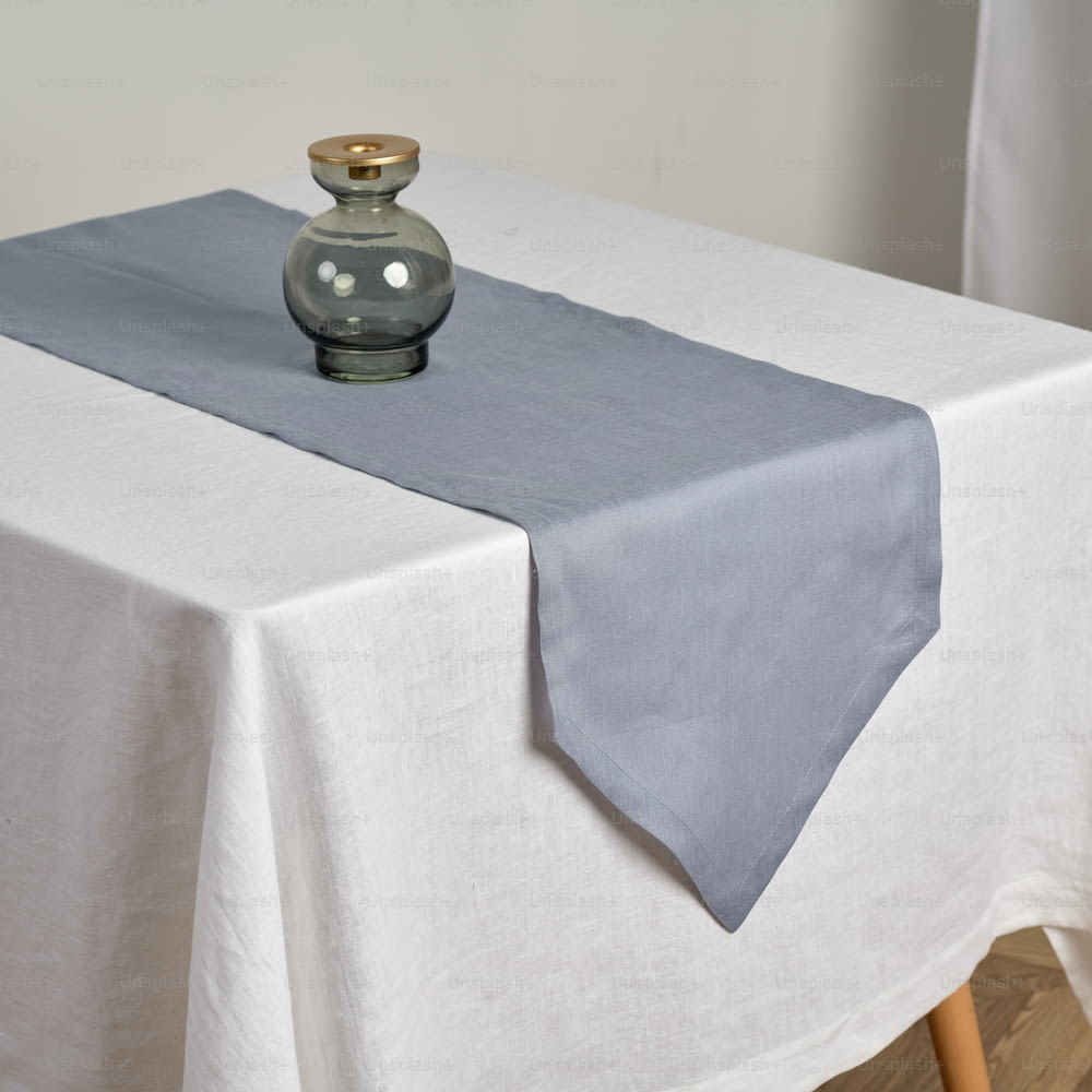 un vase posé sur une table blanche