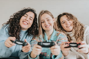 Drei Frauen spielen zusammen ein Videospiel