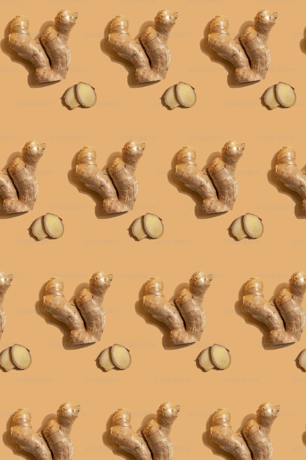 ein Muster aus Nüssen und einer Erdnuss auf beigem Hintergrund