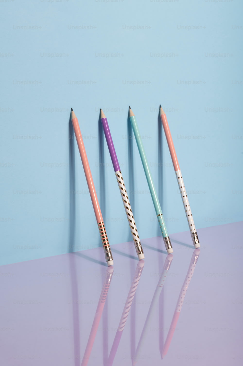 Trois crayons de couleurs différentes sont alignés dans une rangée