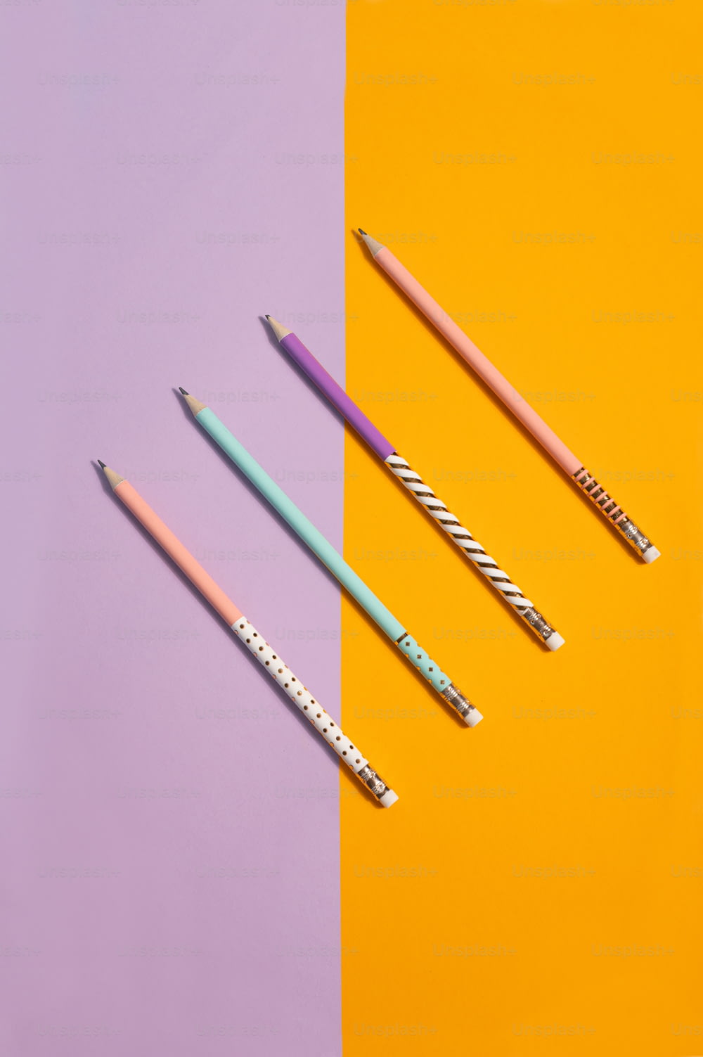 três lápis de cor diferentes sentados um ao lado do outro