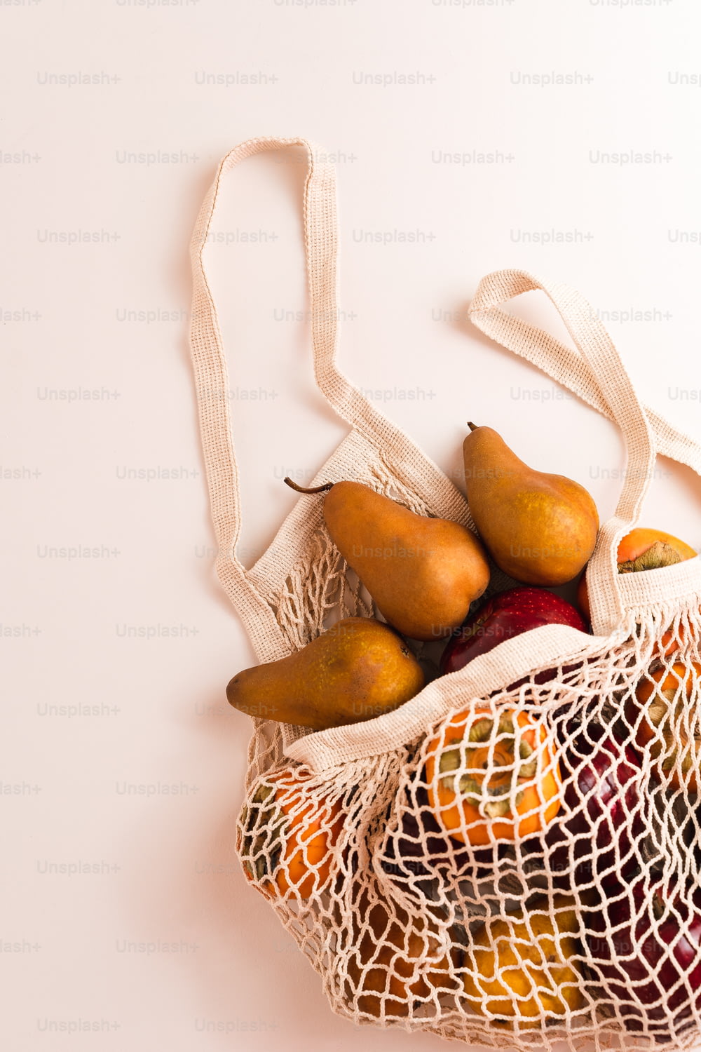 梨とオレンジで満たされたメッシュバッグ