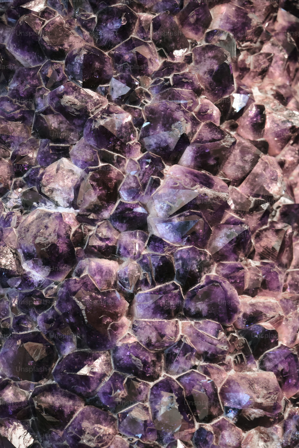 um close up de uma rocha com cristais roxos