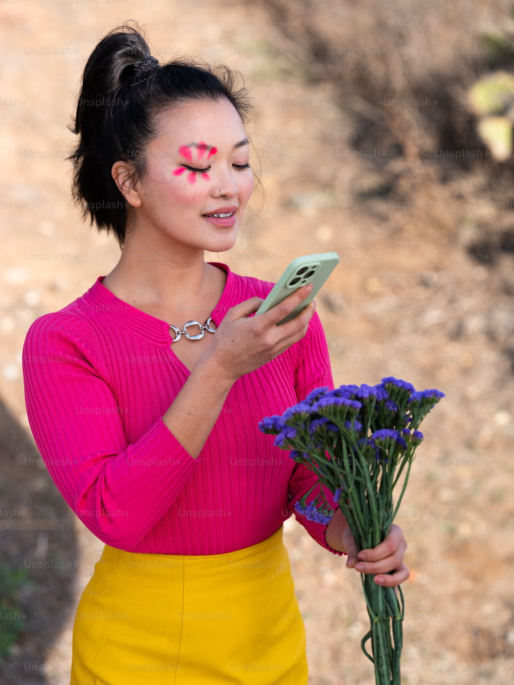 꽃다발과 휴대폰을 들고 있는 여자