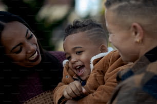 Eine Frau und zwei Kinder lachen zusammen