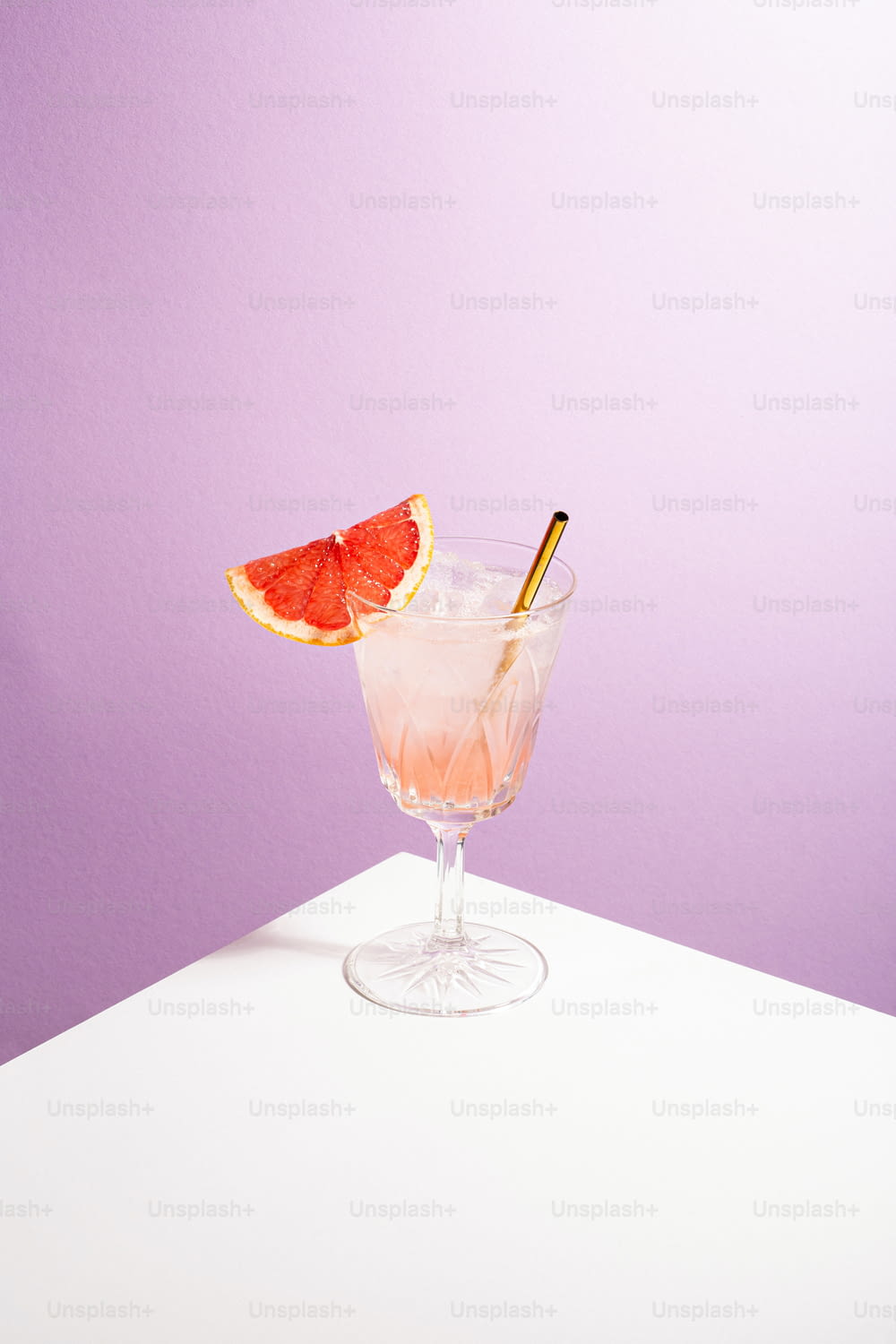 ein Grapefruit-Cocktail garniert mit einer Scheibe Grapefruit