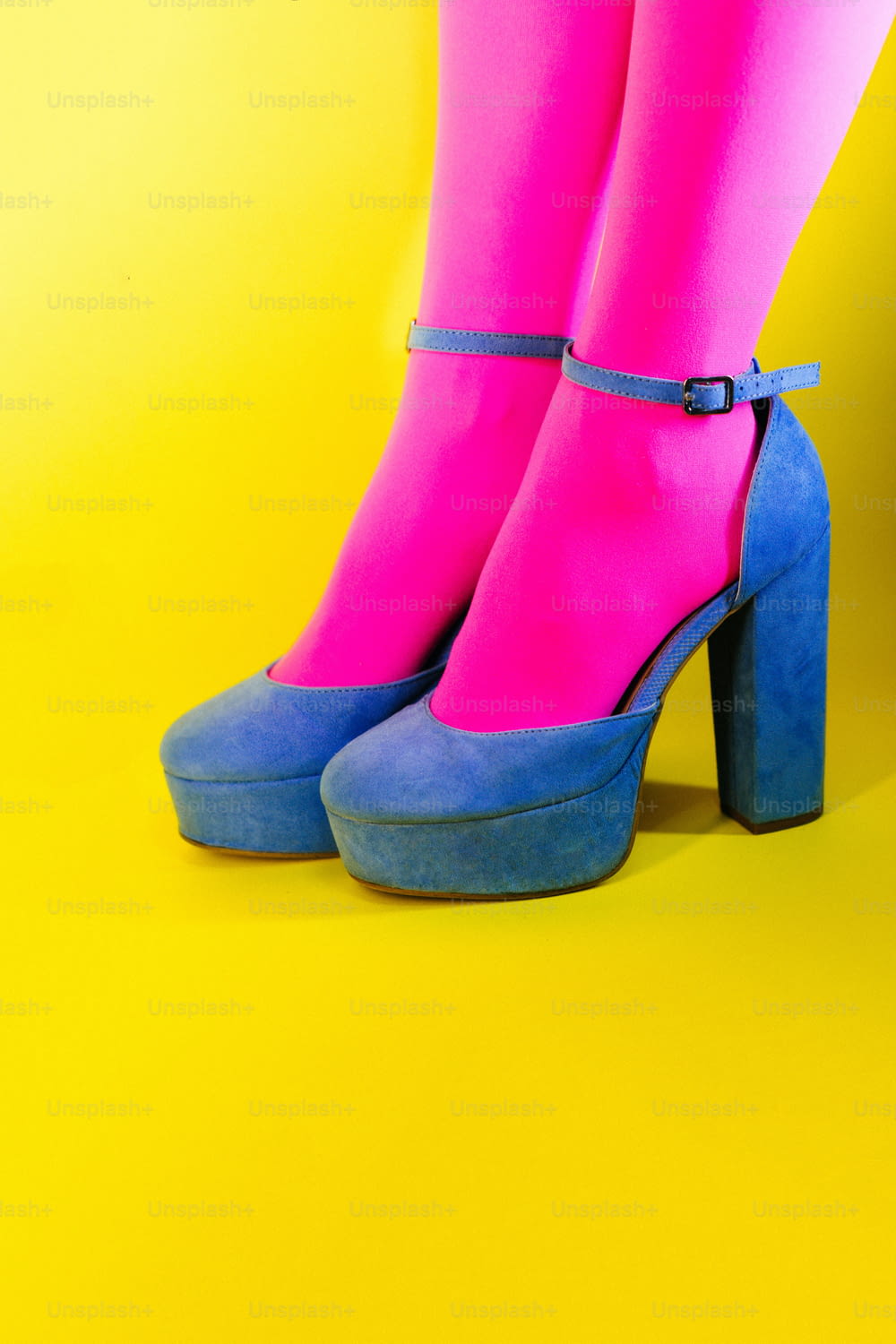 um par de sapatos de salto alto rosa e azul