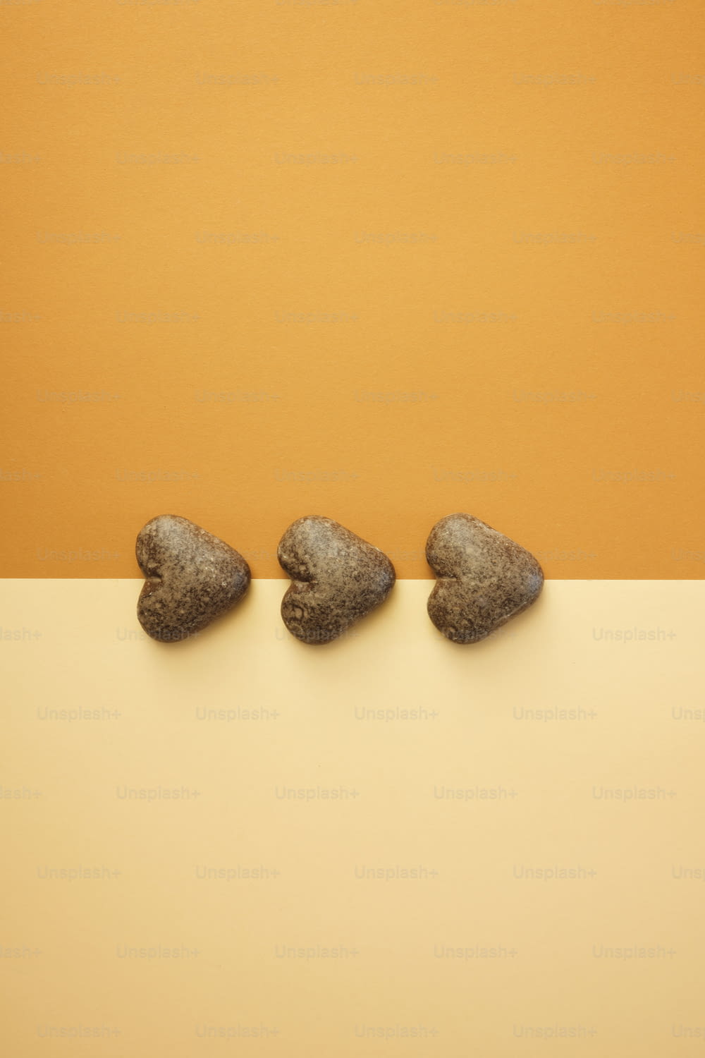 Un grupo de tres rocas sentadas encima de una mesa
