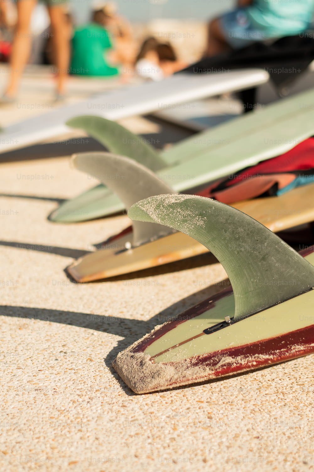 Eine Reihe von Surfbrettern auf einem Sandstrand