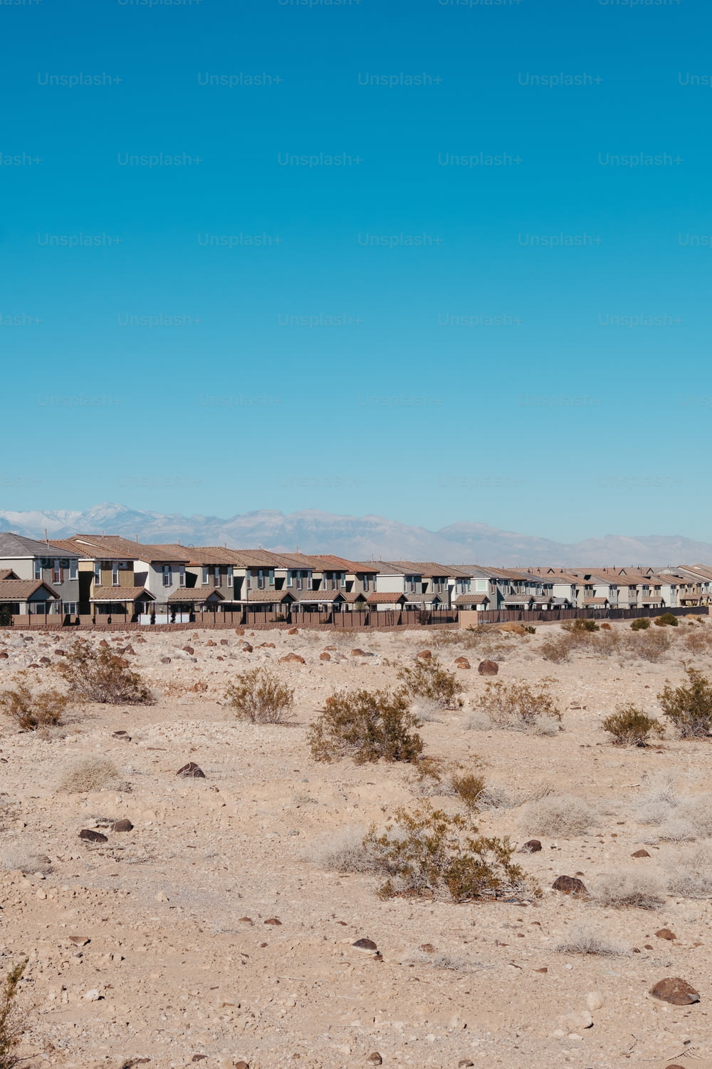 Eine Häuserzeile mitten in der Wüste