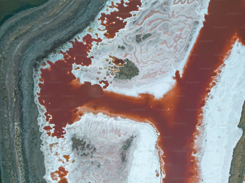 una veduta aerea di uno specchio d'acqua coperto di sostanza rossa