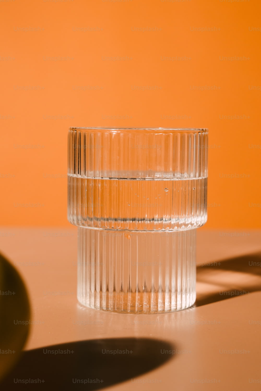 un bicchiere d'acqua seduto su un tavolo