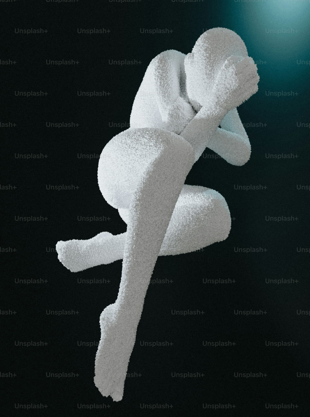 Une sculpture blanche flotte dans les airs