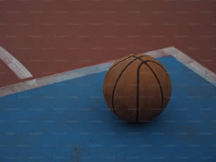バスケットボールコートの上に座っているバスケットボール