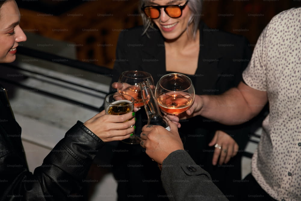 Un grupo de personas brindando con copas de vino