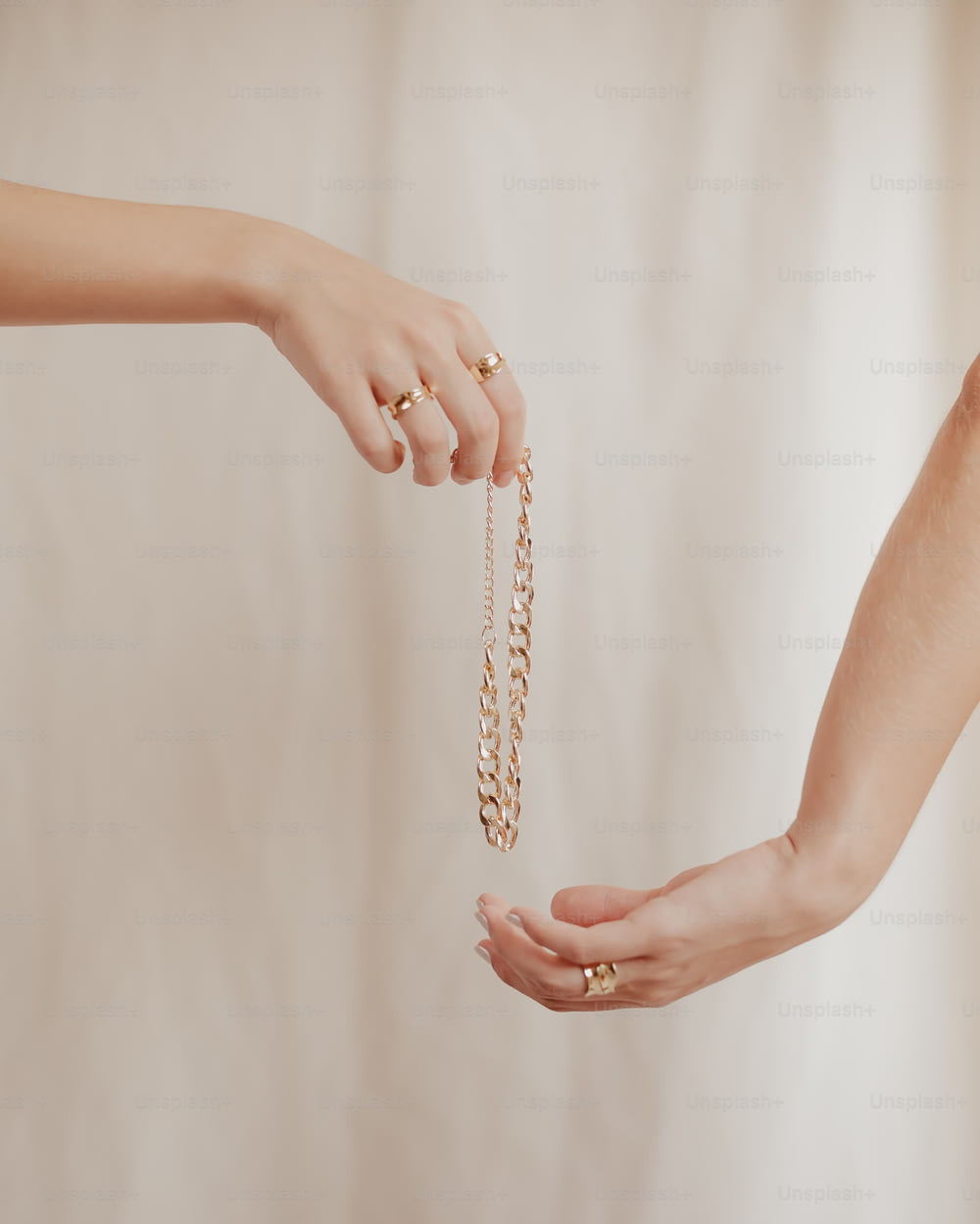 Una mujer sosteniendo una cadena con las manos