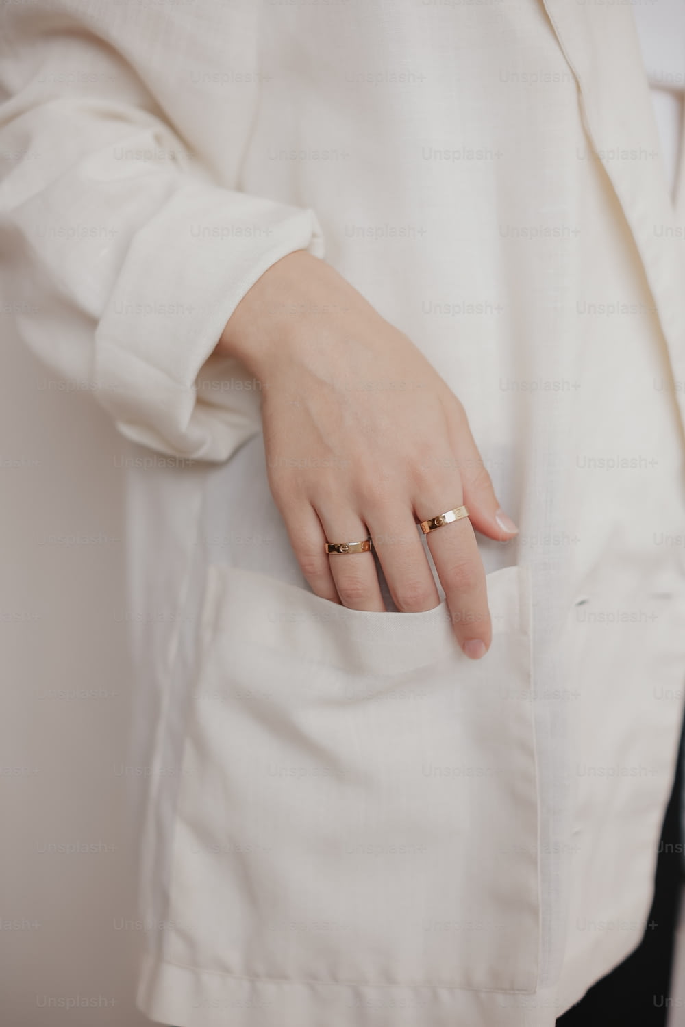 una donna che indossa una camicia bianca e un anello d'oro