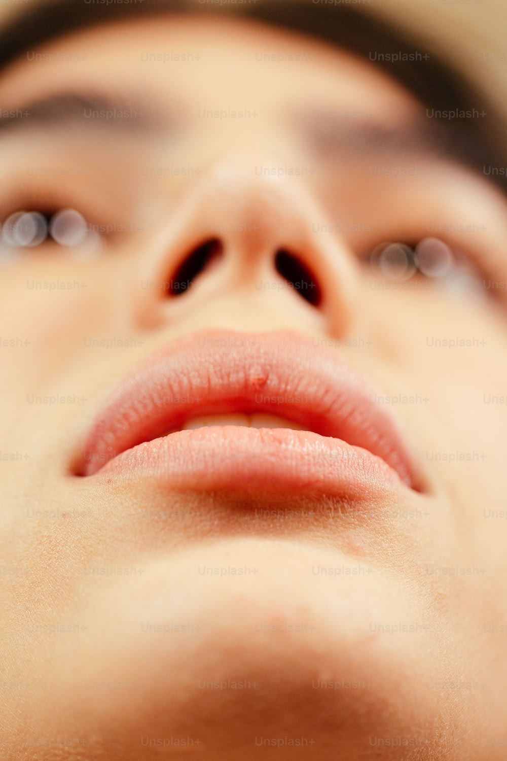 gros plan du visage d’une femme avec une brosse à dents dans la bouche