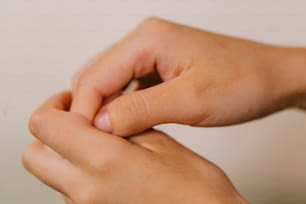 um close up das mãos de uma pessoa segurando algo