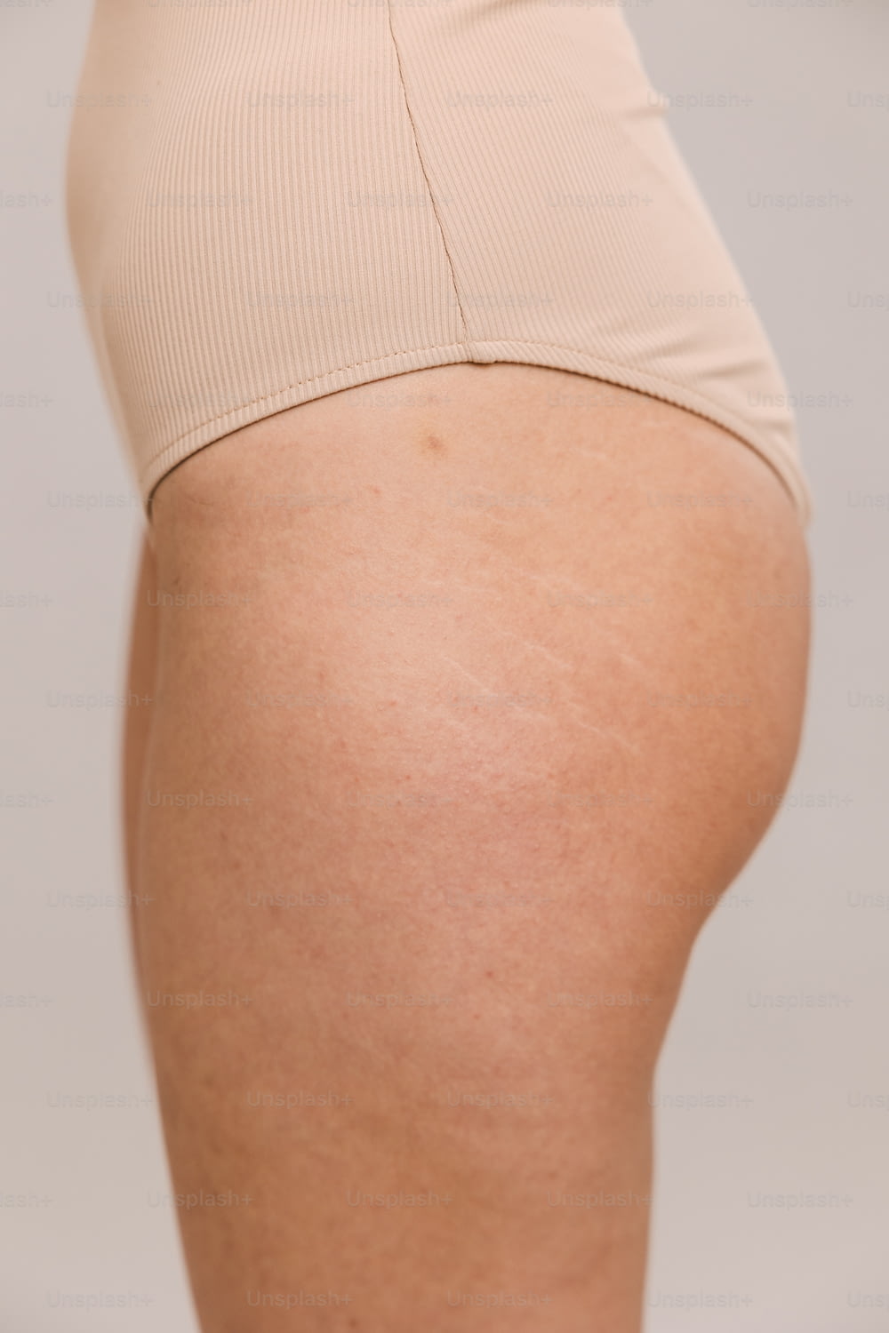 Un primer plano del trasero de una mujer mostrando su trasero