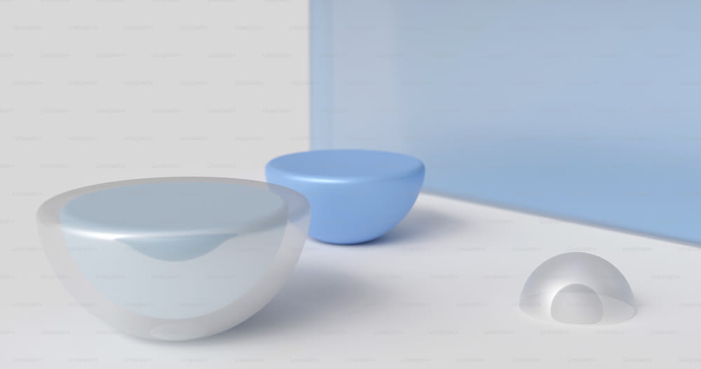 un vase blanc et bleu assis à côté d’un bol bleu