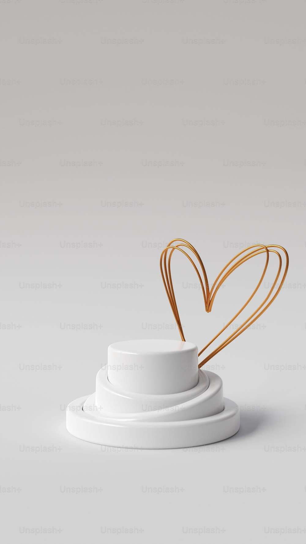 une tasse blanche avec un cœur en or sur le dessus