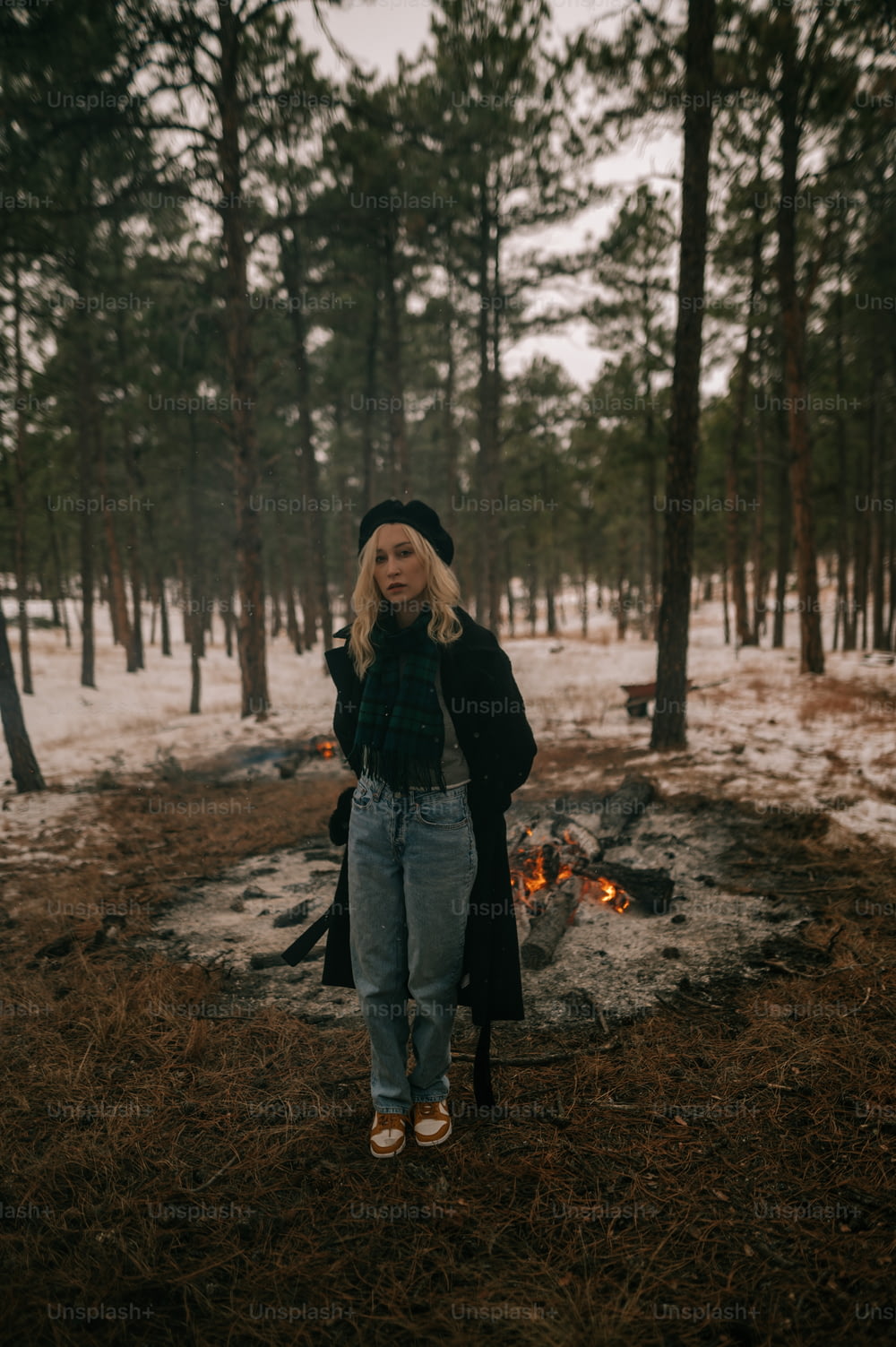 森の真ん中に立つ女性