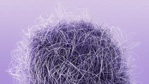 un gros plan des cheveux d’une personne avec un fond violet