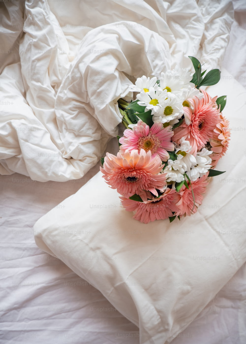 ベッドの枕に花束
