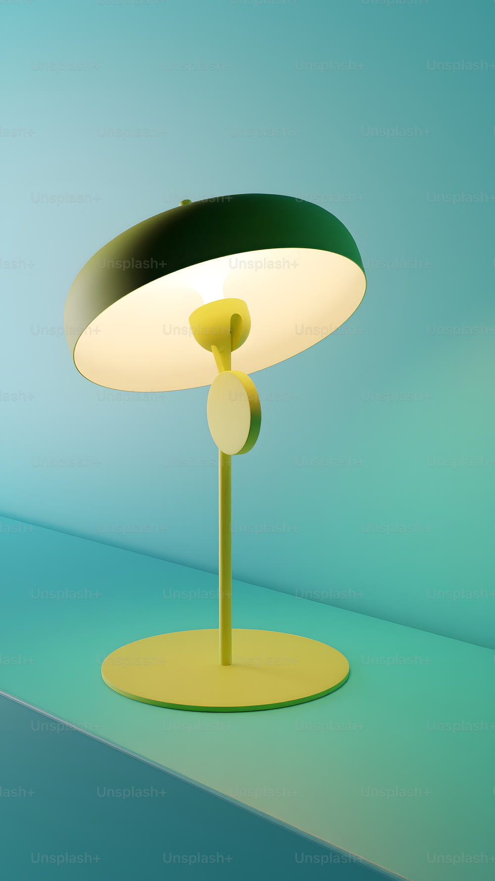une lampe verte et blanche posée sur une table