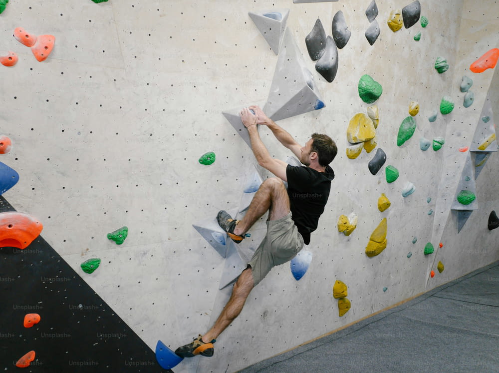 Ein Mann klettert die Seite einer Felswand hinauf