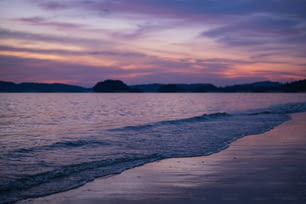 una vista dell'oceano al tramonto dalla spiaggia