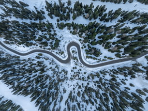 雪の中の曲がりくねった道の空撮