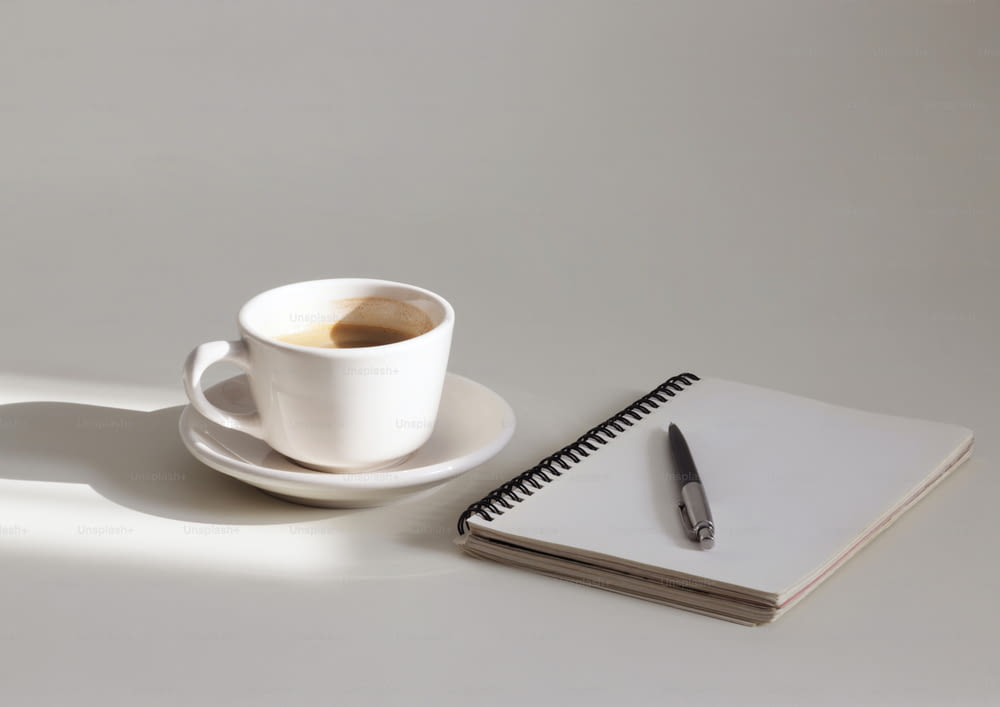 una tazza di caffè e un quaderno su un tavolo