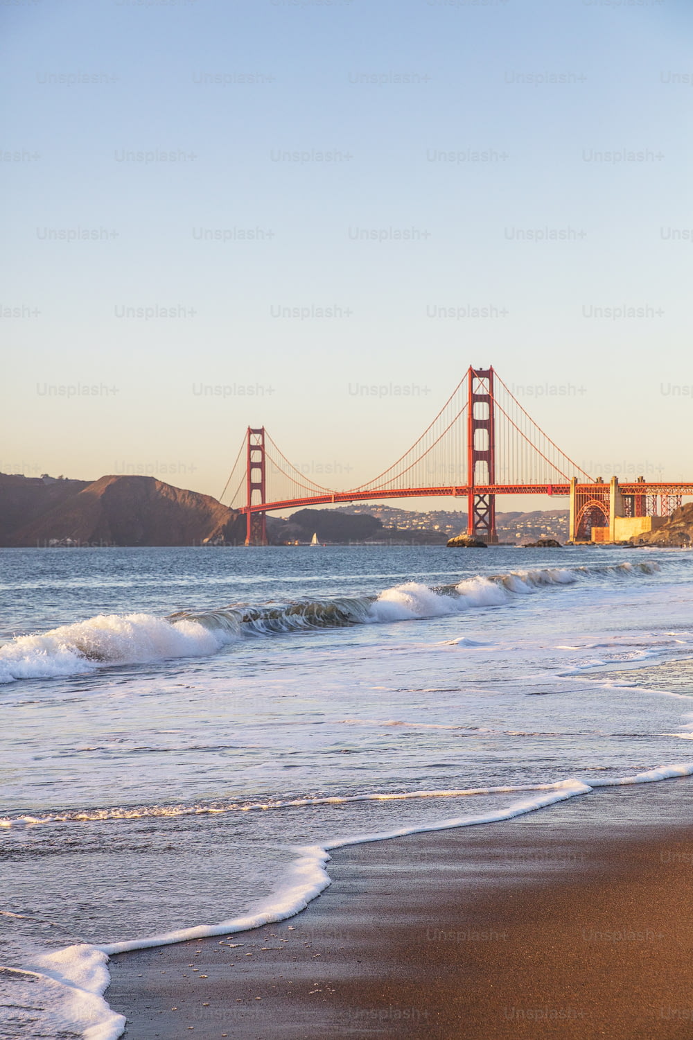 Una vista del Golden Gate Bridge dalla spiaggia