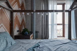 un dormitorio con una cama y una ventana grande
