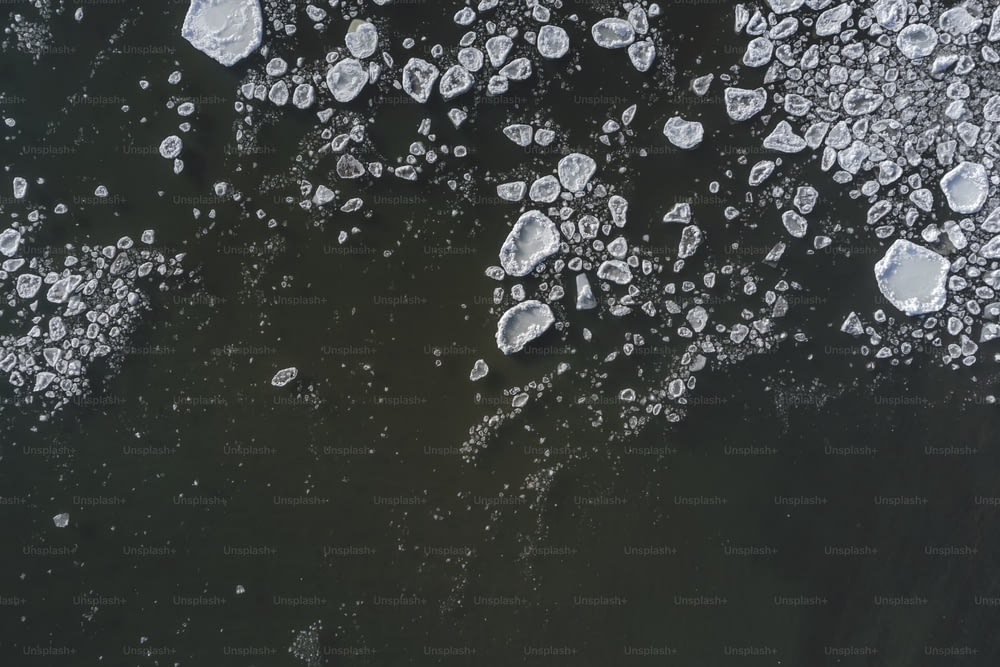 une vue aérienne de banquises flottant sur l’eau