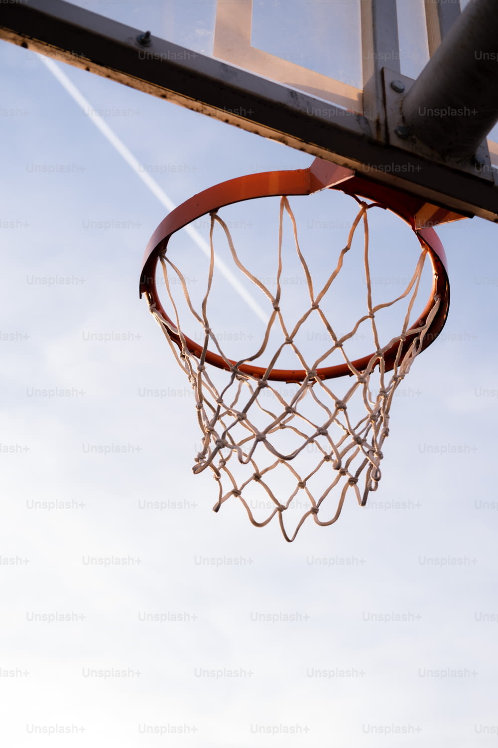 Un ballon de basket traversant le bord d’un panier de basket-ball