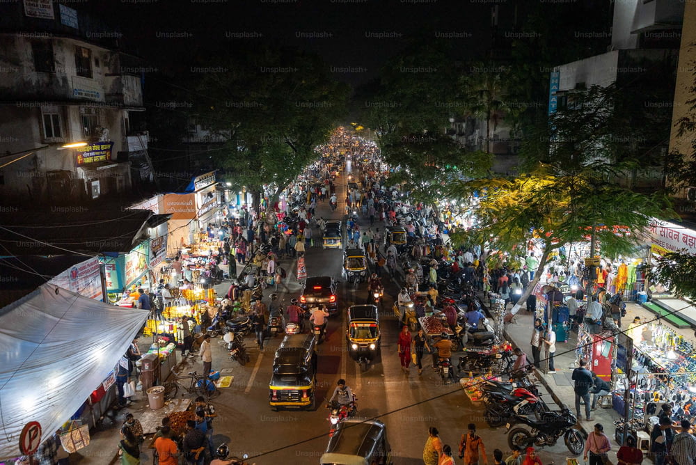 uma rua da cidade lotada à noite com muitas pessoas