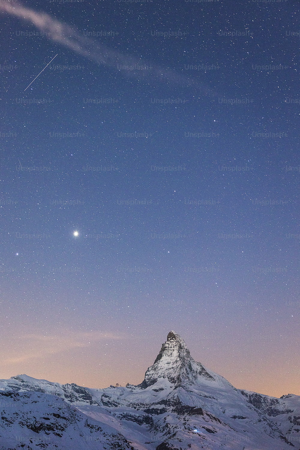 Una montaña con un cielo lleno de estrellas