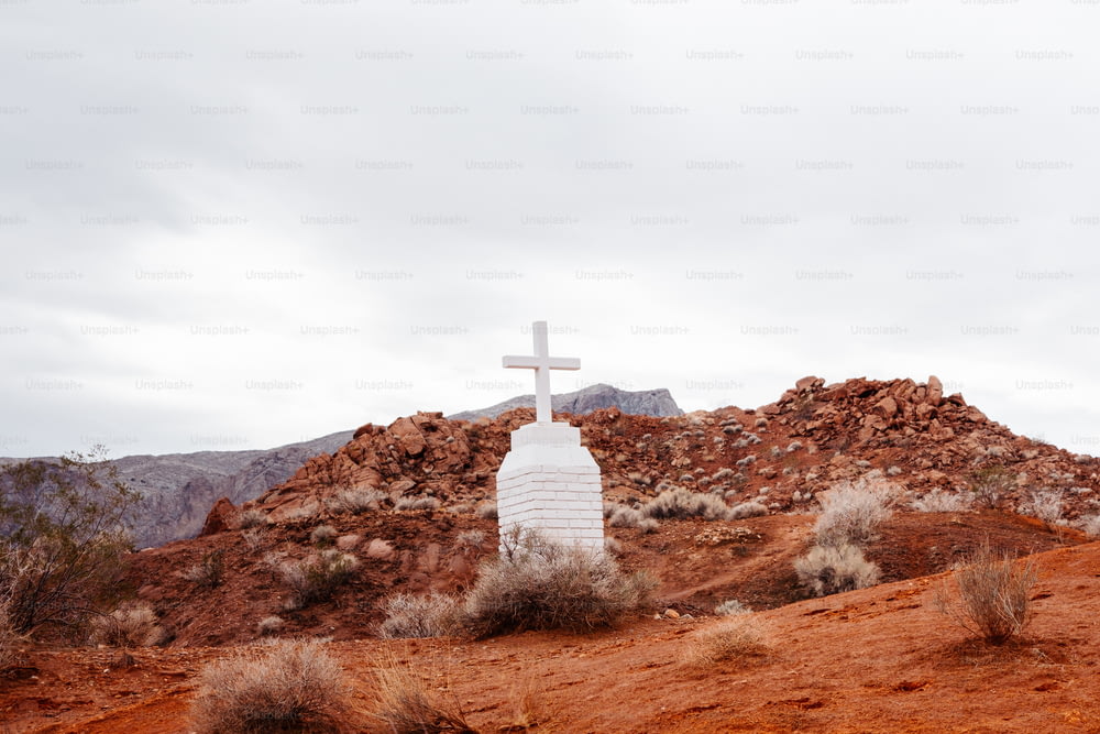 Ein Kreuz auf einem Hügel in der Wüste