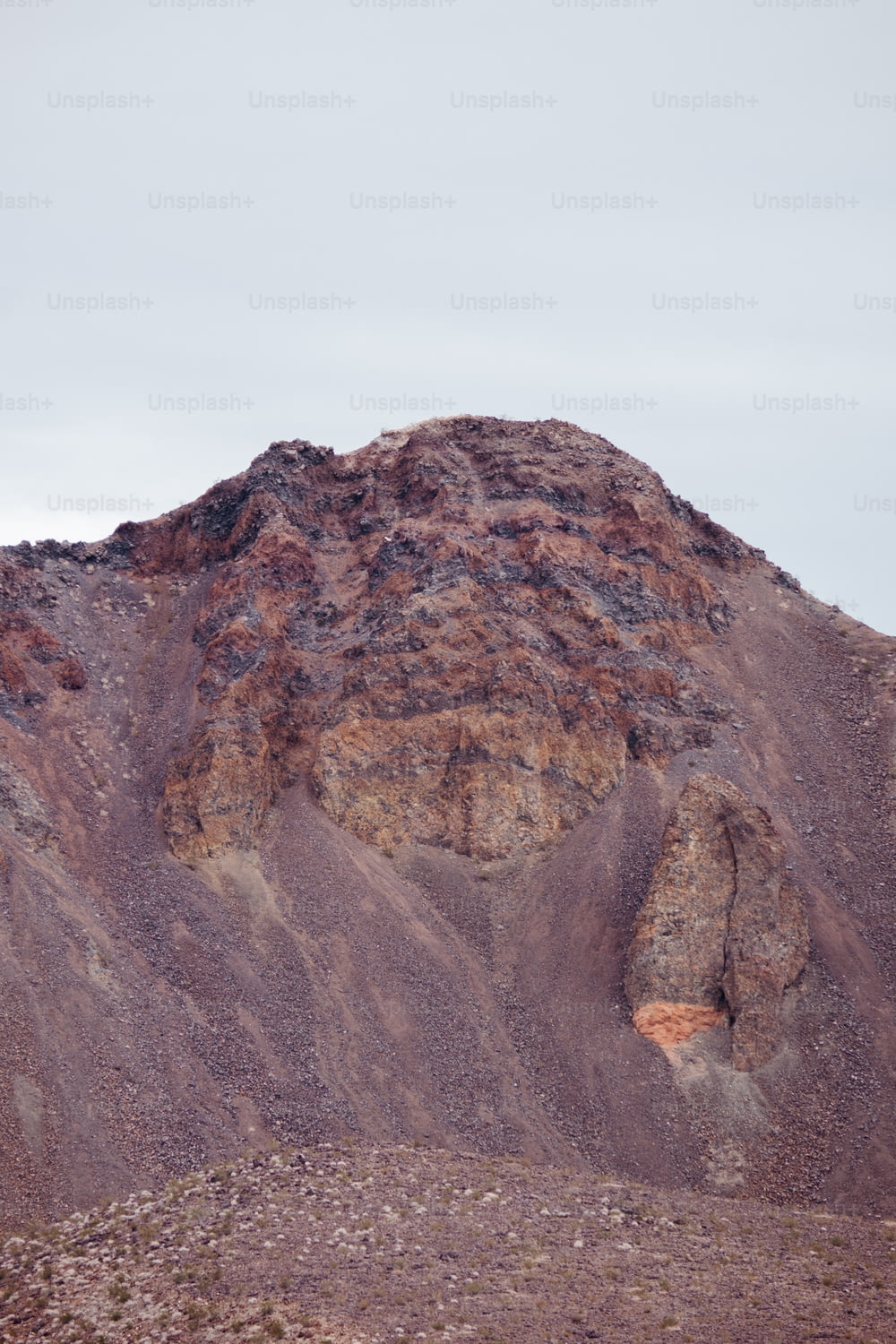 una grande montagna con una parete rocciosa molto alta