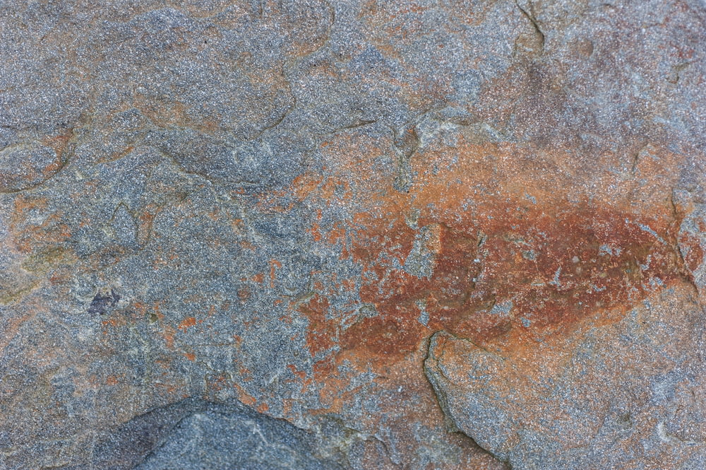 um close up de uma rocha com uma substância vermelha sobre ela