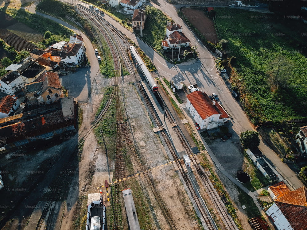 una vista aérea de una vía de tren y edificios