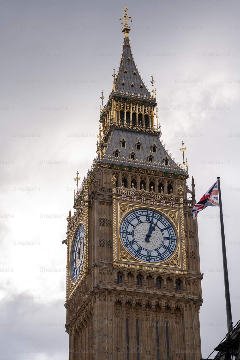 una gran torre con un reloj en la parte superior