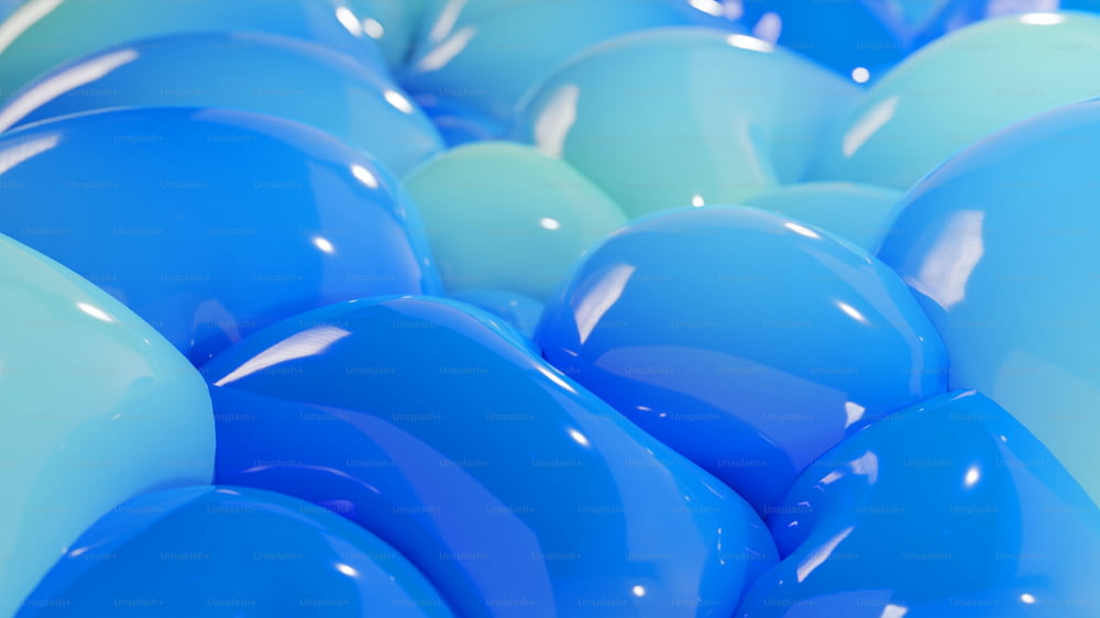 um monte de balões azuis e verdes em uma pilha