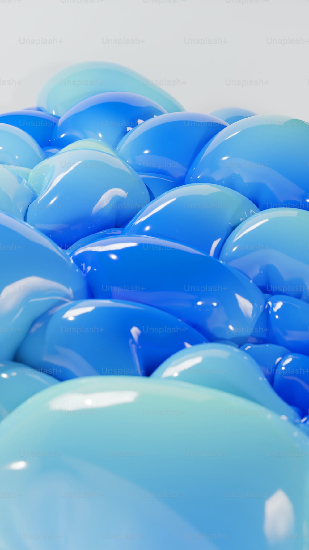 un mucchio di palloncini blu seduti uno sopra l'altro