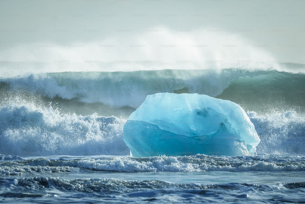 Un grande iceberg in mezzo all'oceano