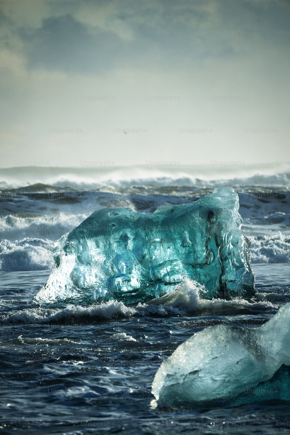 Un gran iceberg flotando sobre un cuerpo de agua