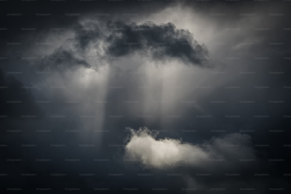 Ein Schwarz-Weiß-Foto einer Gewitterwolke